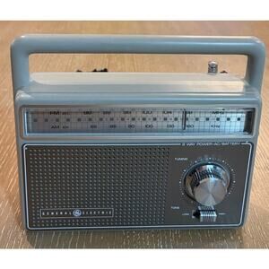 General Electric Powered AC/Battery AM/FM Radio Model No 7-2825J Vintage